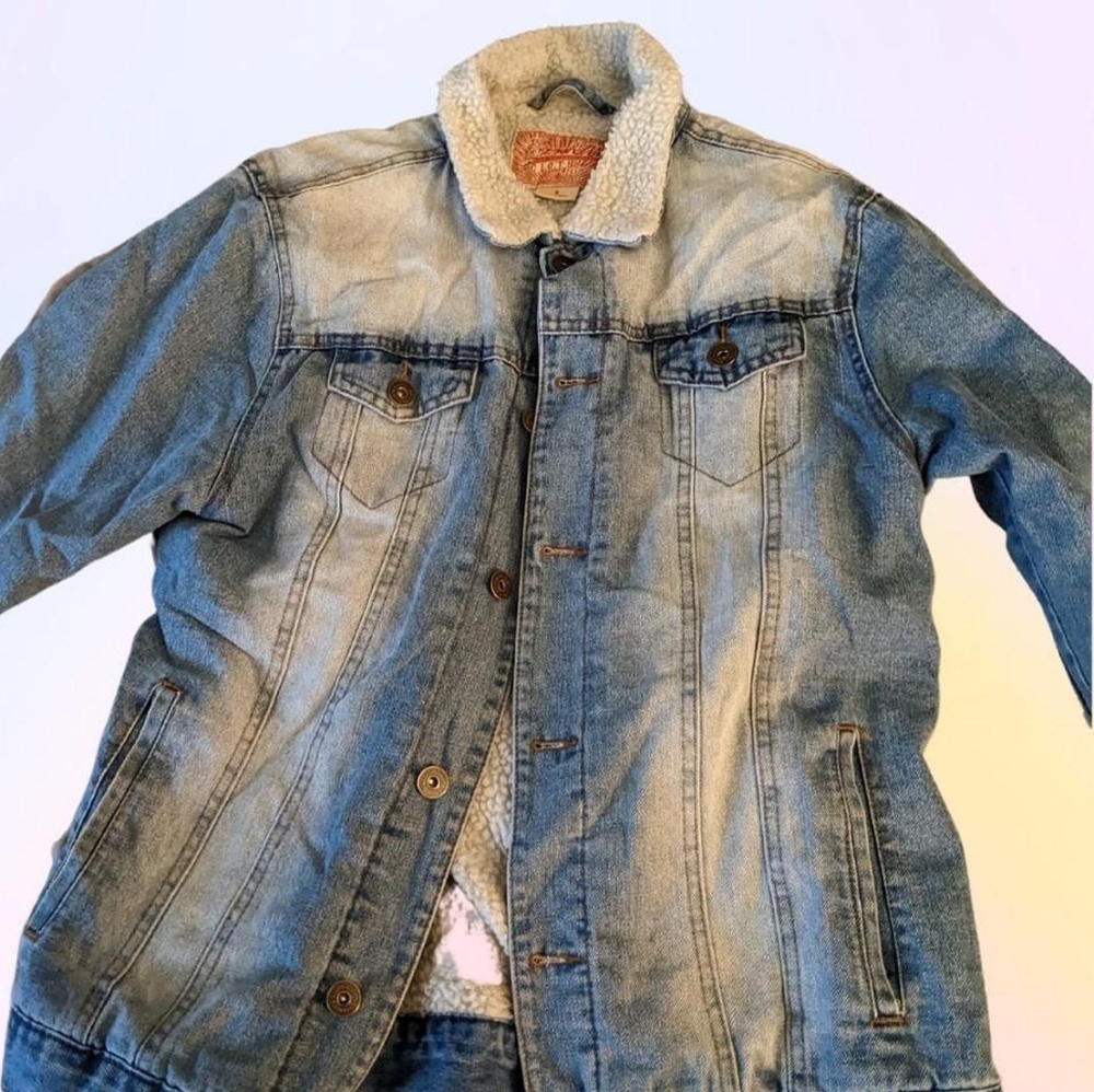 Faux Sherpa lined light blue denim jacket in mens size small